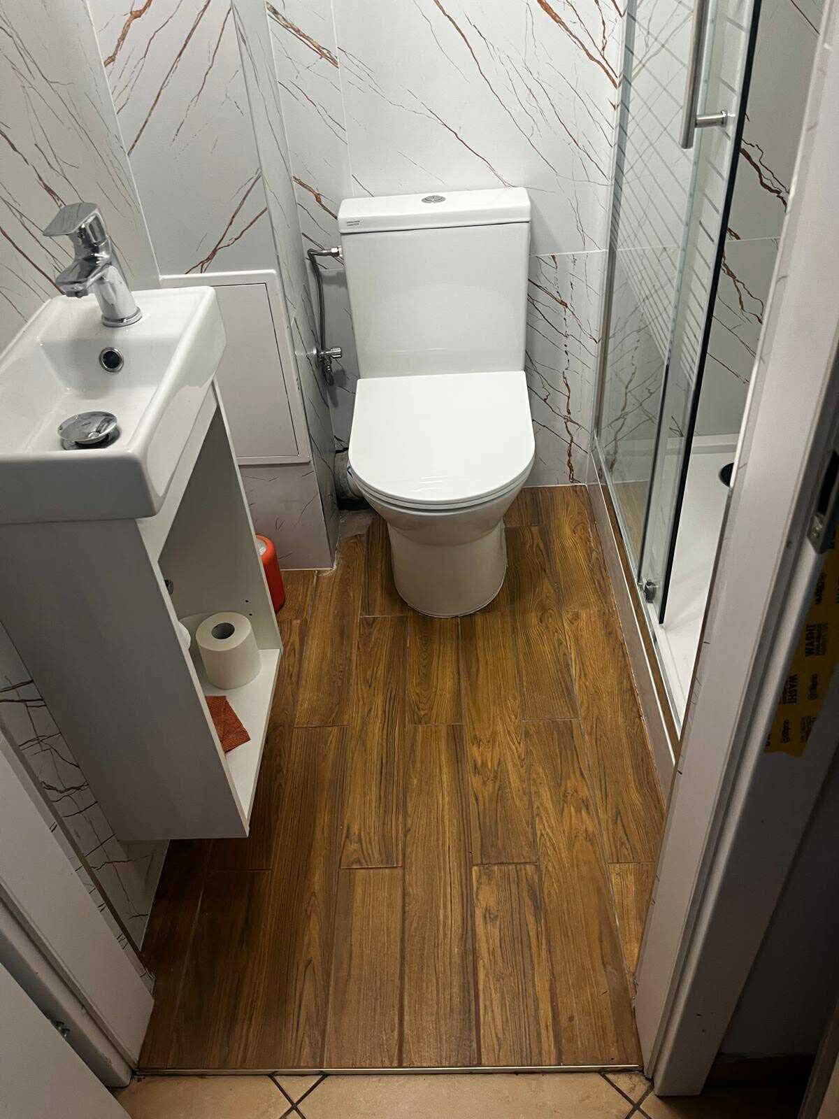Mała łazienka z WC i kabiną prysznicową po remoncie